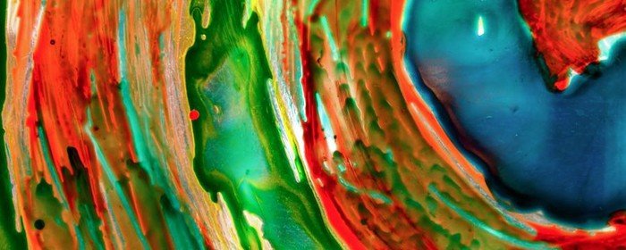 Makrofotografie von wirbelnder, lebendiger roter, grüner und blauer Farbe.