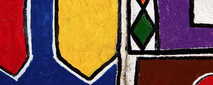 Kräftiges abstraktes geometrisches Gemälde mit roten, blauen, gelben und violetten Formen.