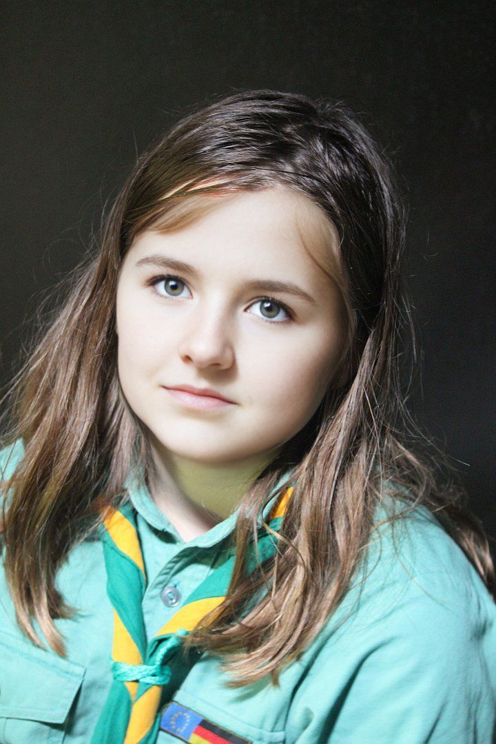 Nahaufnahme-Porträt eines jungen Mädchens in Pfadfinderuniform.